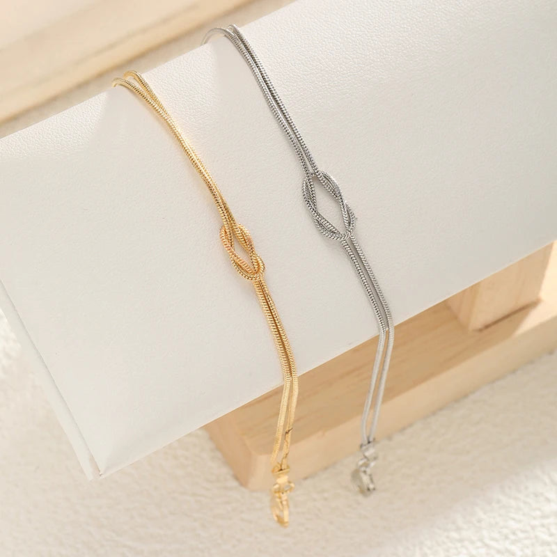 Parisuhteen solmukorut kulta- ja hopeavärisinä (2 kappaleen setti)