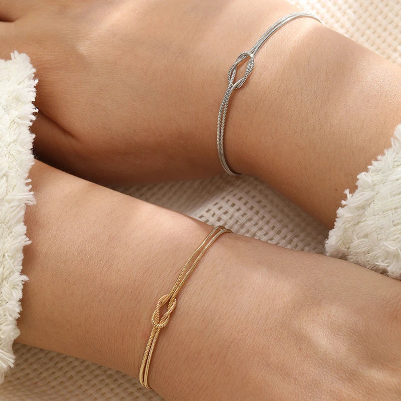 Parisuhteen solmukorut kulta- ja hopeavärisinä (2 kappaleen setti)