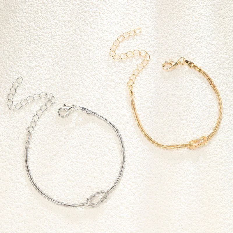 Parisuhteen solmukorut kulta- ja hopeavärisinä (2 kappaleen setti)