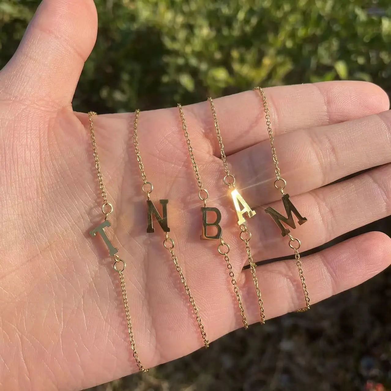 Personoitu rannekoru naiselle kultaisella alkukirjaimella b