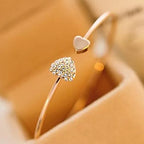 Retro-rannekoru sydämellä ja kristallilla