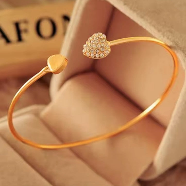 Retro-rannekoru sydämellä ja kristallilla 