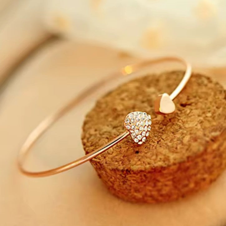 Retro-rannekoru sydämellä ja kristallilla 