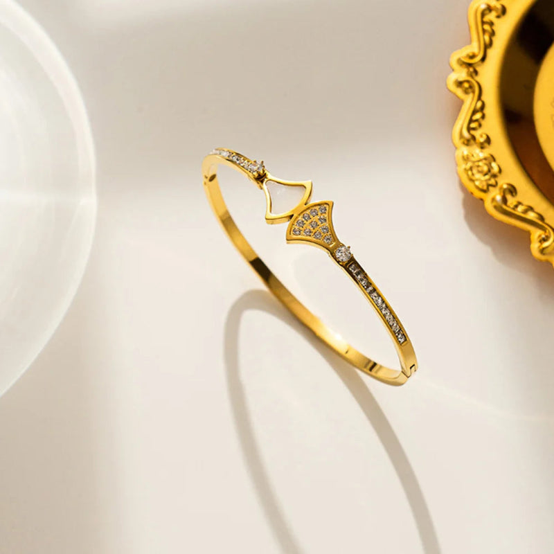 Etninen rannekoru simpukankuorella, kultainen kampasimpukka