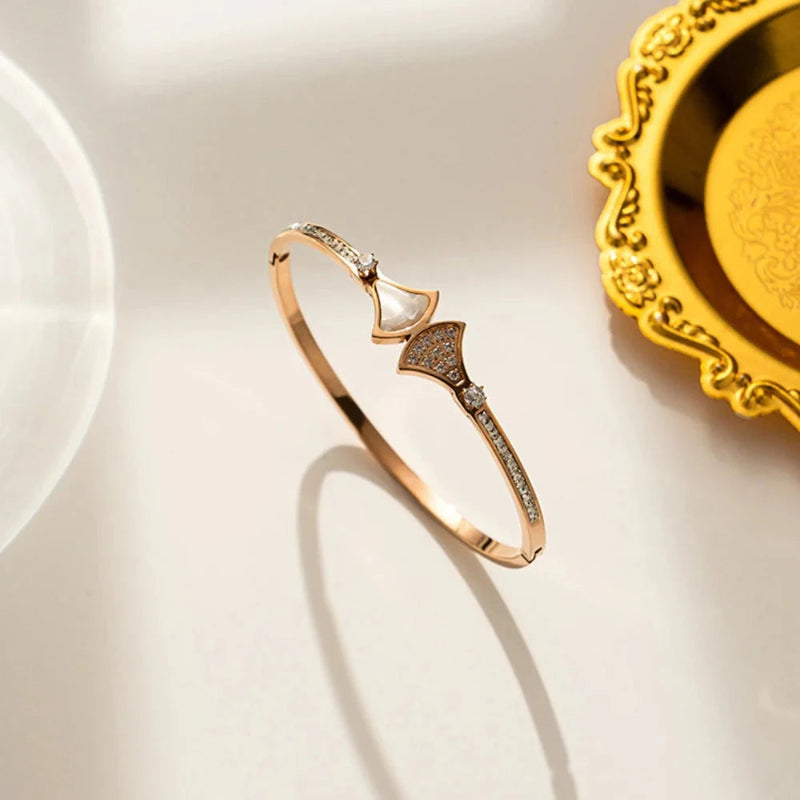 Etninen rannekoru simpukankuorella, ruusukultainen kampasimpukka