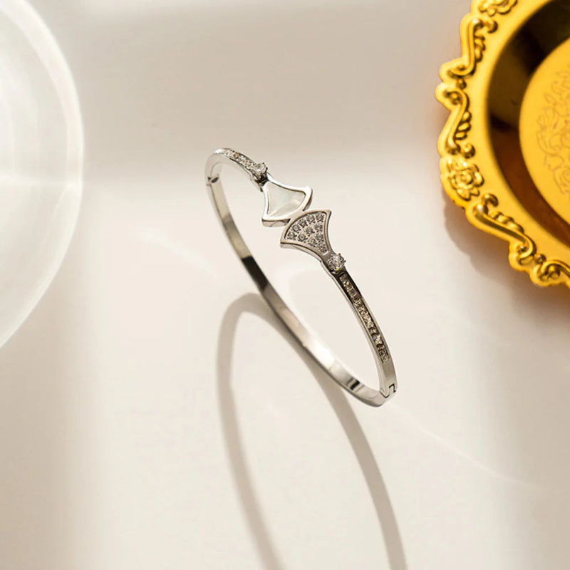 Etninen rannekoru simpukankuorella, hopeinen kampasimpukka