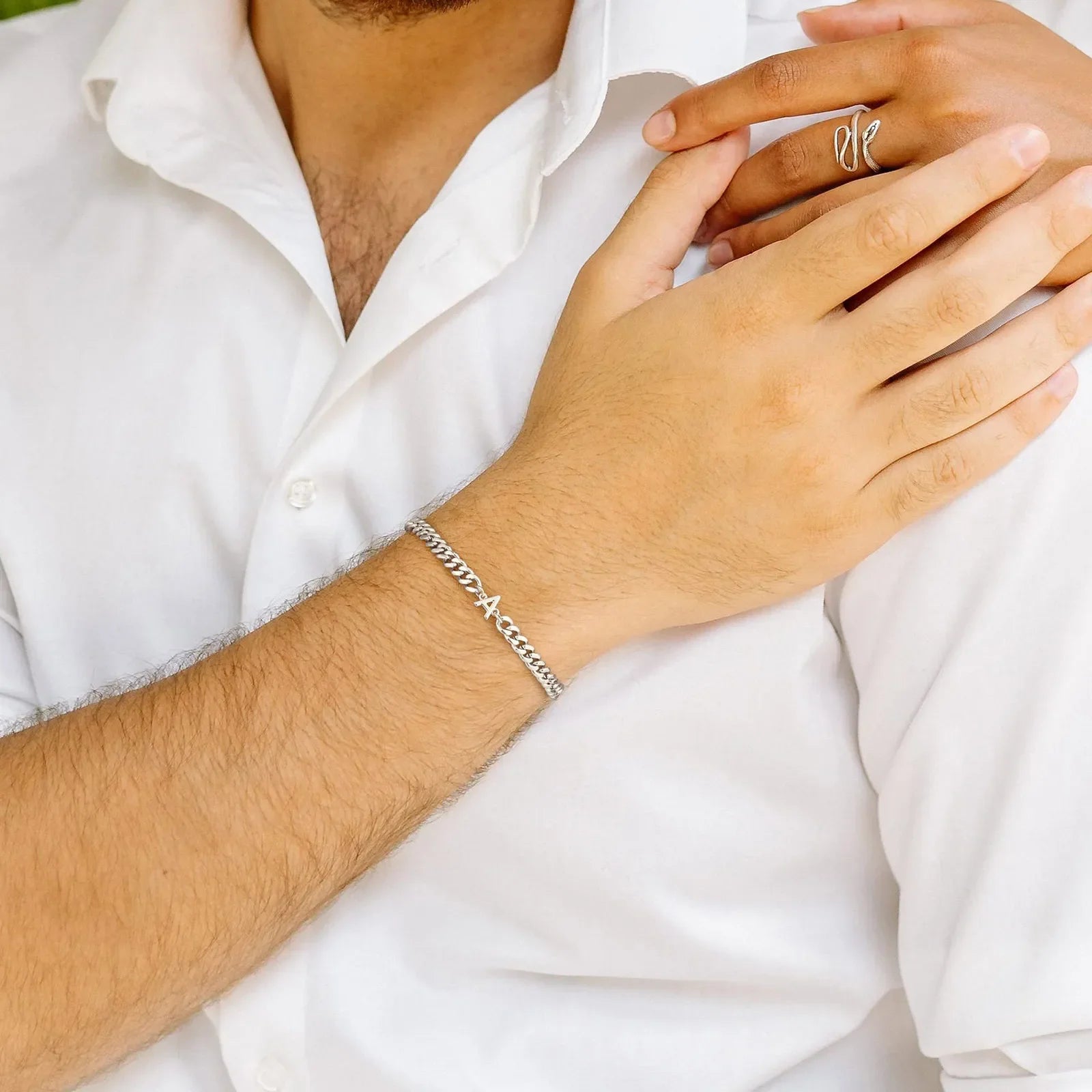 Kierretty alkukirjainrannekoru