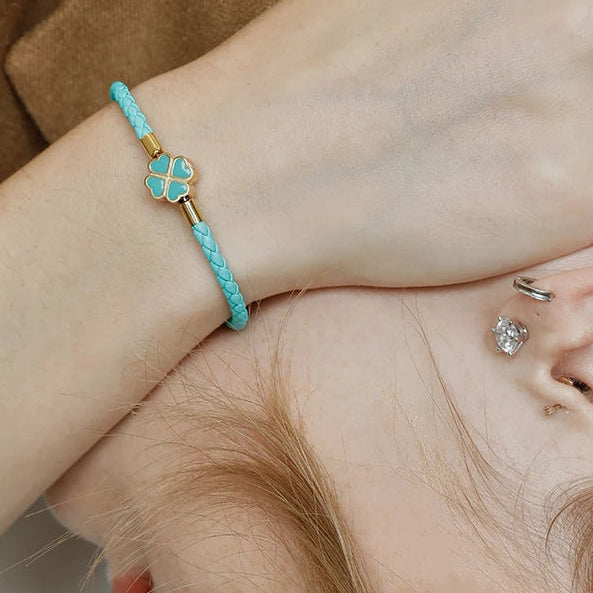 Punottu nahkarannekoru nelilehtisellä apilalla sininen