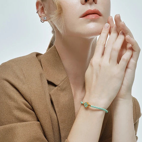 Punottu nahkarannekoru nelilehtisellä apilalla vihreä