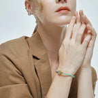 Punottu nahkarannekoru nelilehtisellä apilalla vihreä