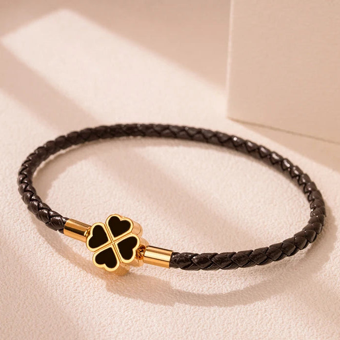 Punottu nahkarannekoru nelilehtisellä apilalla ruskea