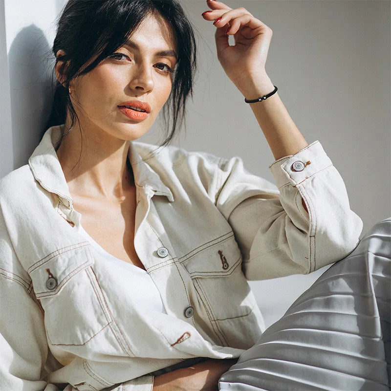 Punottu rannekoru alkukirjaimella