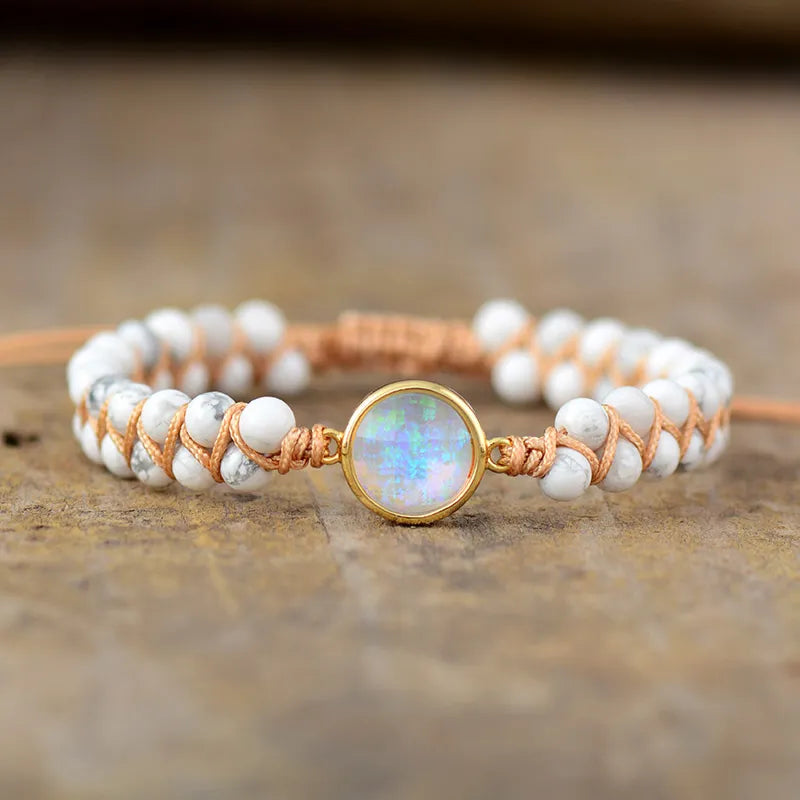 Naisille tarkoitettu punottu luonnonkivirannekoru howliitti