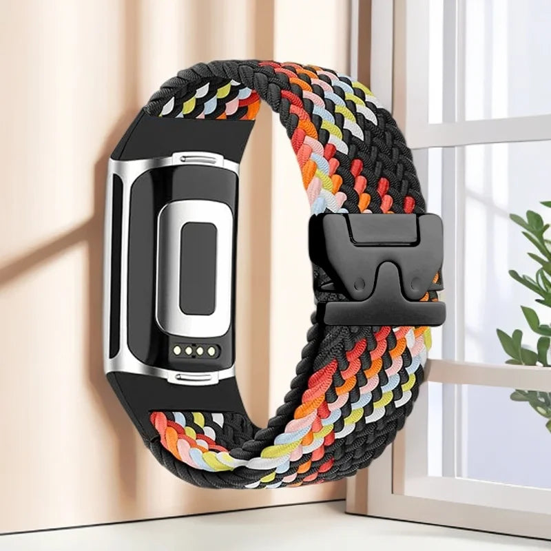 Punottu ranneke Fitbit Charge 5, Charge 6 -kelloon musta monivärinen