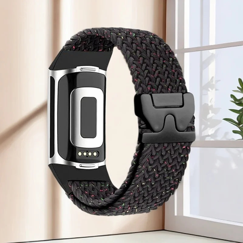 Punottu ranneke Fitbit Charge 5, Charge 6 -kelloon musta monivärinen