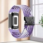 Punottu ranneke Fitbit Charge 5, Charge 6 -kelloon violetti ja valkoinen