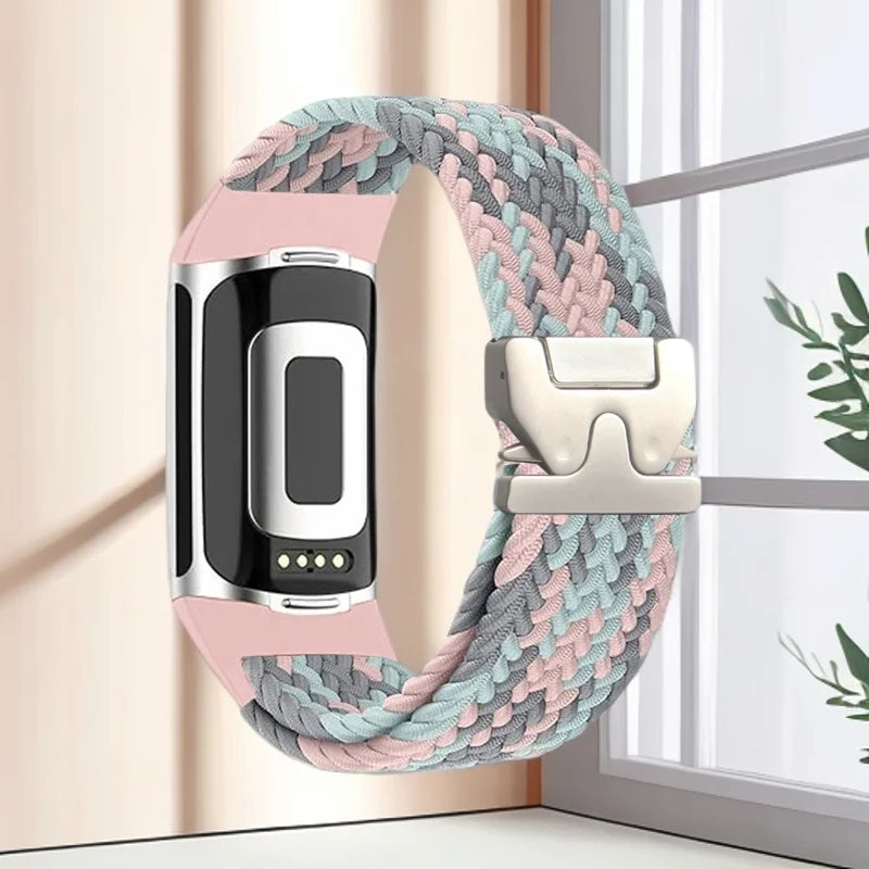 Punottu ranneke Fitbit Charge 5, Charge 6 -kelloon vaaleanpunainen harmaa