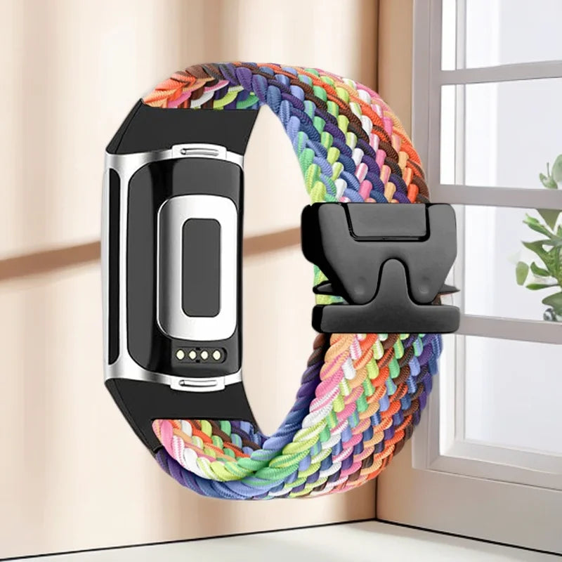 Punottu ranneke Fitbit Charge 5, Charge 6 -kelloon sateenkaari