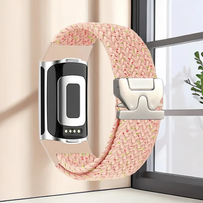 Punottu ranneke Fitbit Charge 5, Charge 6 -kelloon vaaleanpunainen