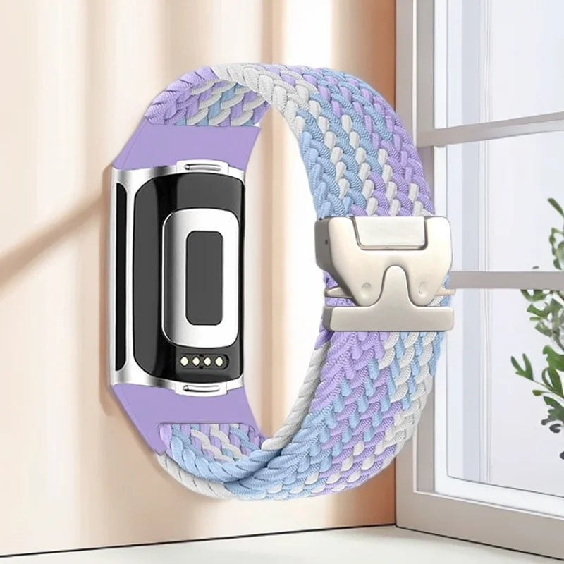 Punottu ranneke Fitbit Charge 5, Charge 6 -kelloon violetti ja valkoinen