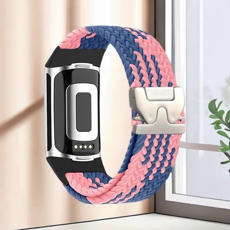 Punottu ranneke Fitbit Charge 5, Charge 6 -kelloon vaaleanpunainen sininen