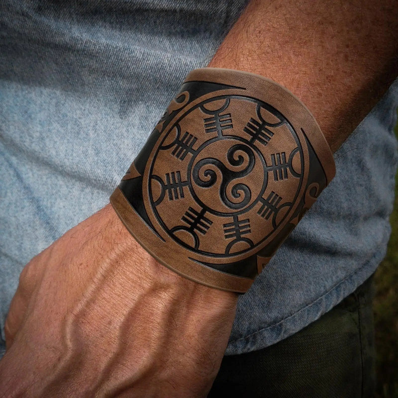 Viikinkirannekoru Triskel