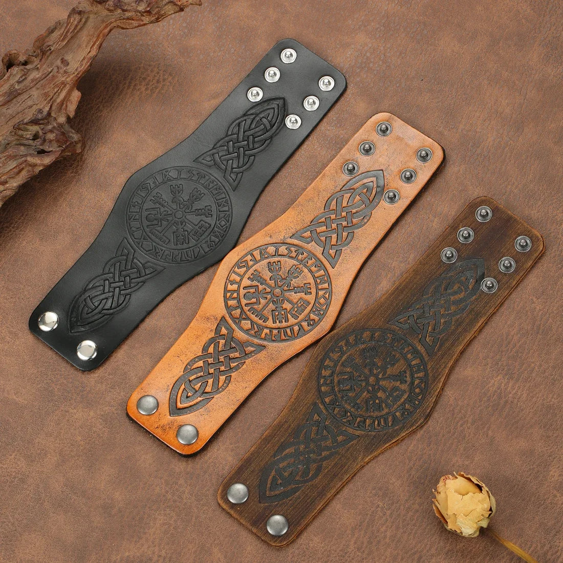 Viikinkirannekoru Vegvisir mustasta nahasta