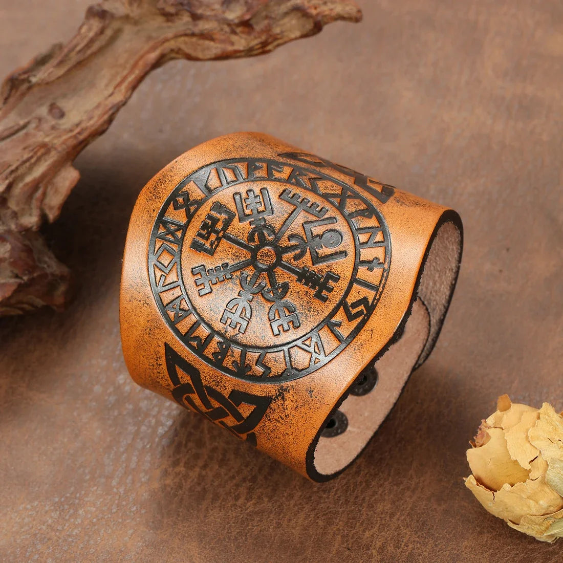 Viikinkirannekoru Vegvisir ruskeasta nahasta