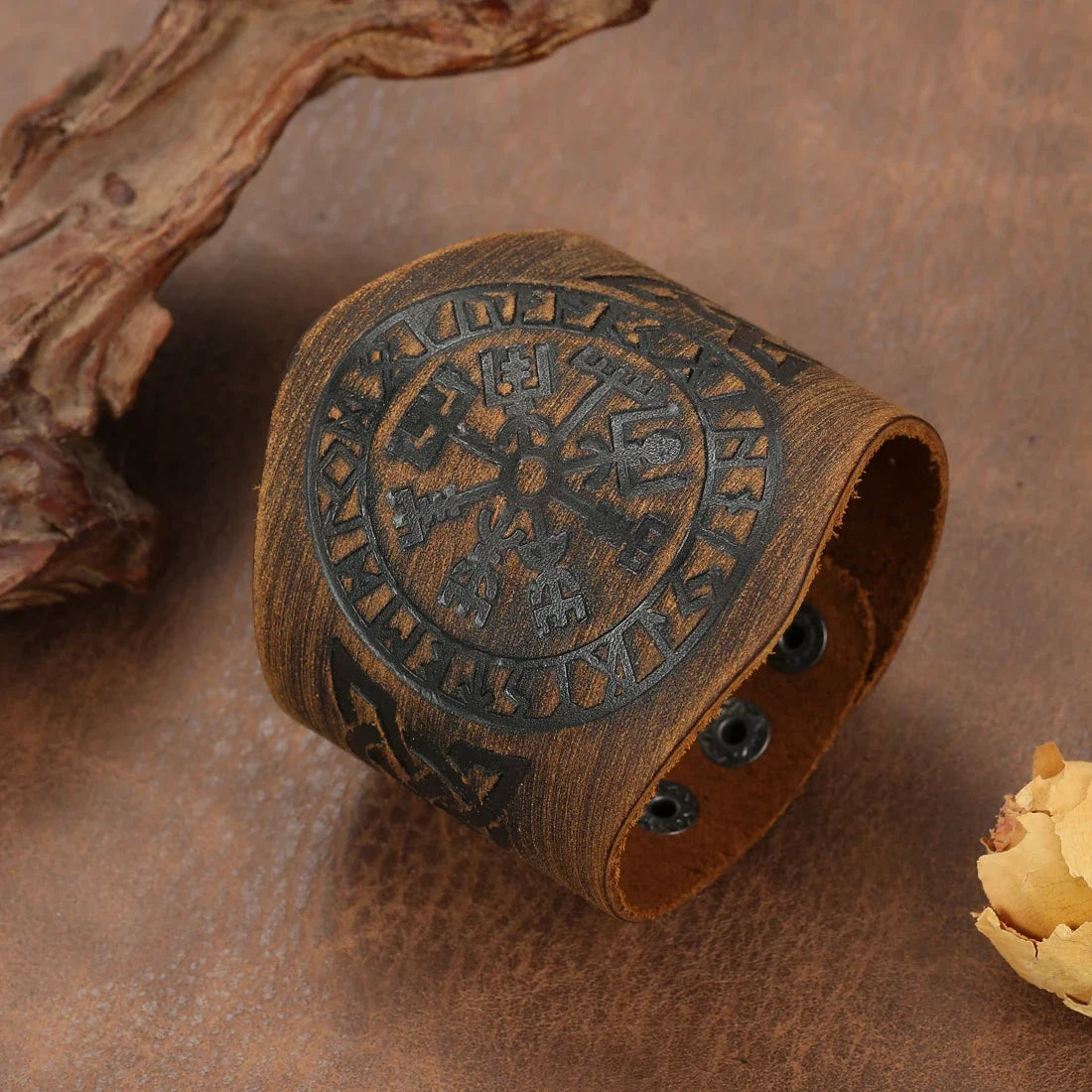 Viikinkirannekoru Vegvisir tummanruskeasta nahasta