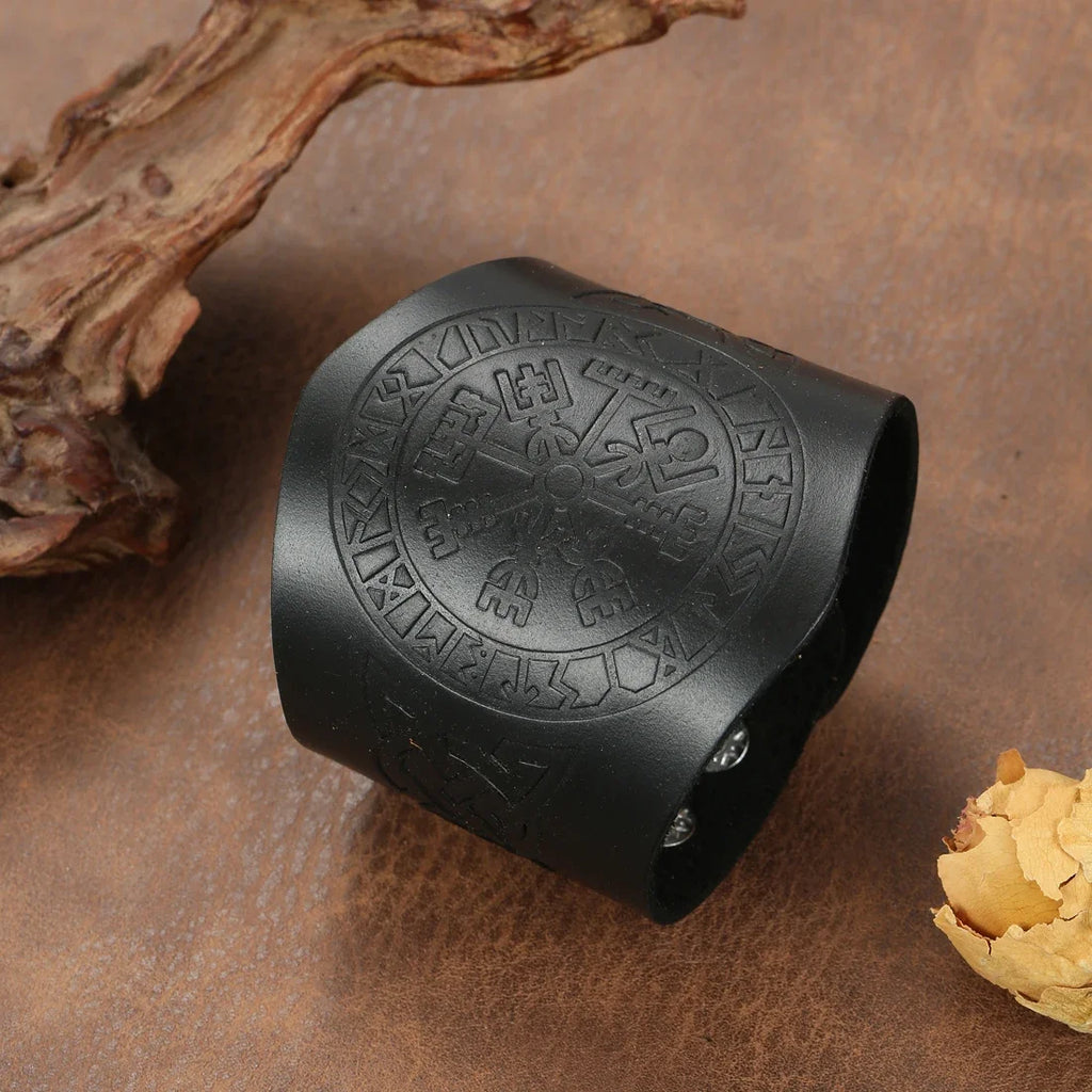 Viikinkirannekoru Vegvisir mustasta nahasta