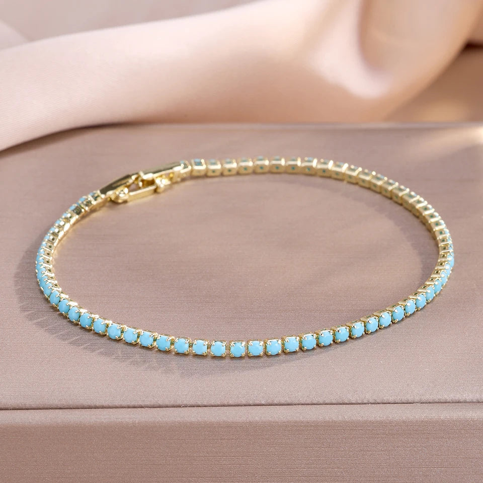 3 kappaleen rannekorusetti, jossa siniset zirkonilla koristellut nelilehtiset apilat