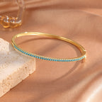 3 kappaleen rannekorusetti, jossa siniset zirkonilla koristellut nelilehtiset apilat