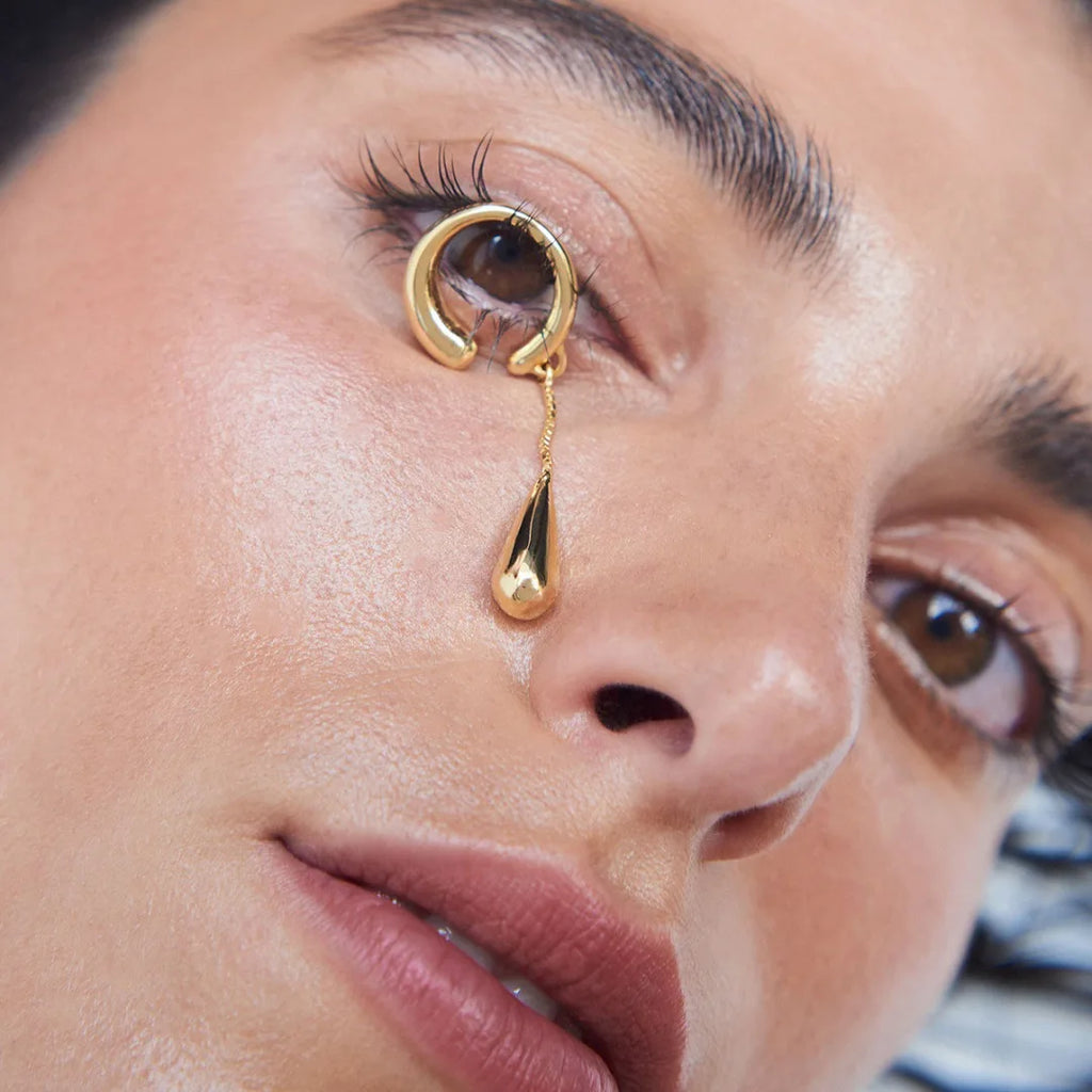 Korvakorut renkaat ohut vesipisara kulta