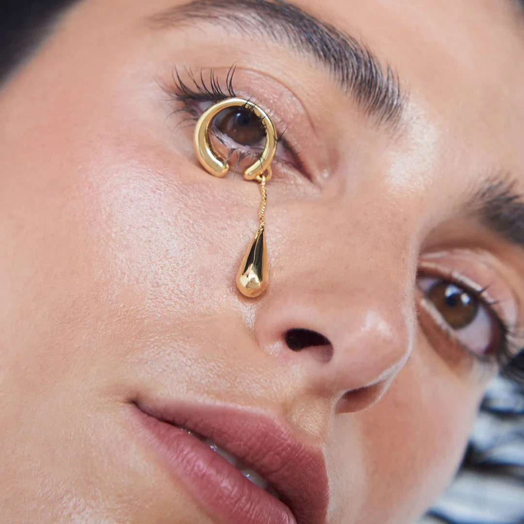 Korvakorut renkaat ohut vesipisara kulta