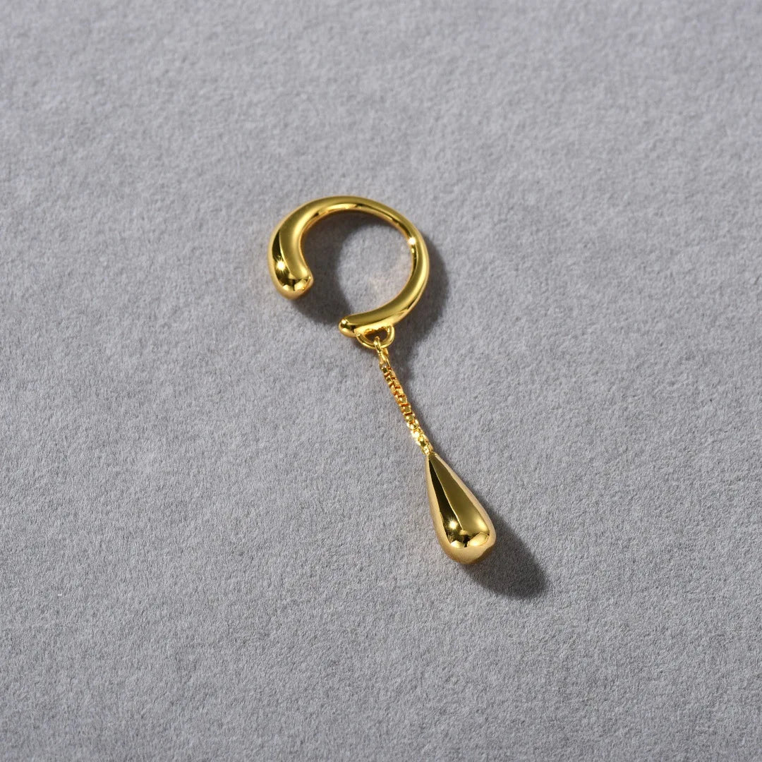 Korvakorut renkaat ohut vesipisara kulta