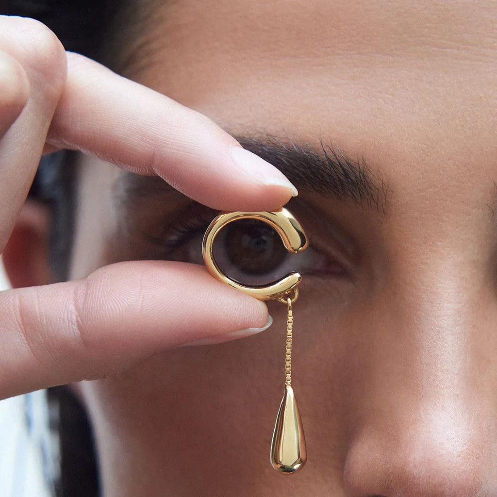 Korvakorut renkaat ohut vesipisara kulta