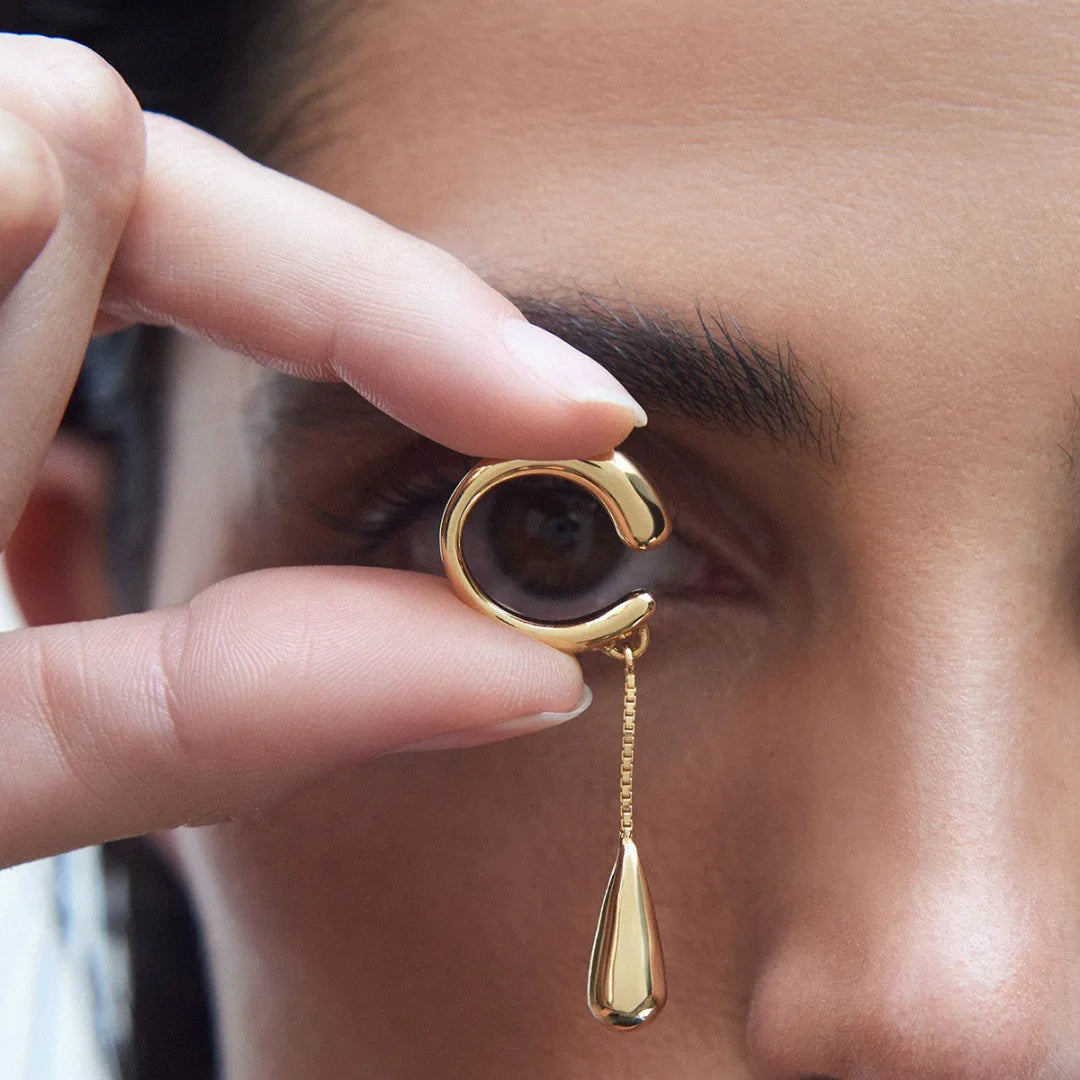 Korvakorut renkaat ohut vesipisara kulta