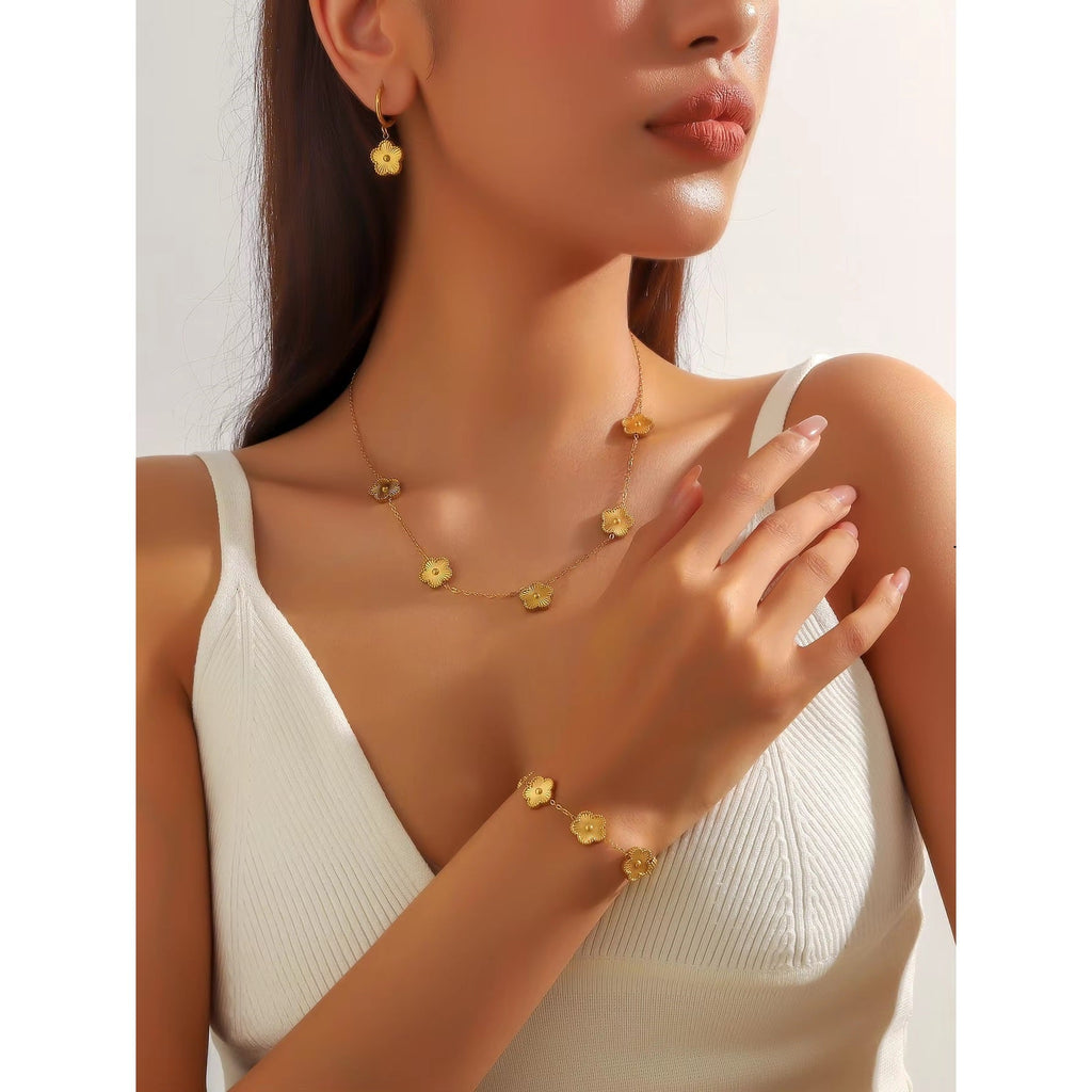 Kolmen kukan korusetti kulta 