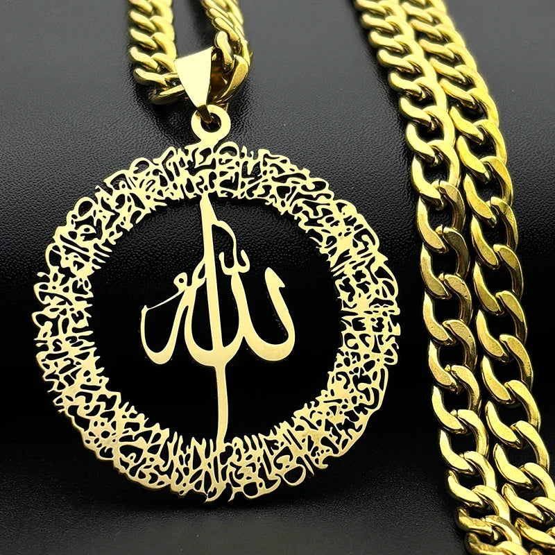 Leveiden lenkkien kaulakoru, jossa arabialainen Allah-riipus, islam, muslimi, kulta