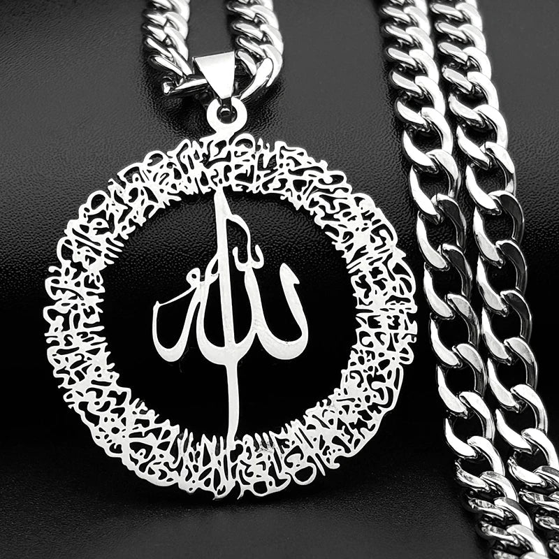 Leveiden lenkkien kaulakoru, jossa arabialainen Allah-riipus, islam, muslimi, hopea