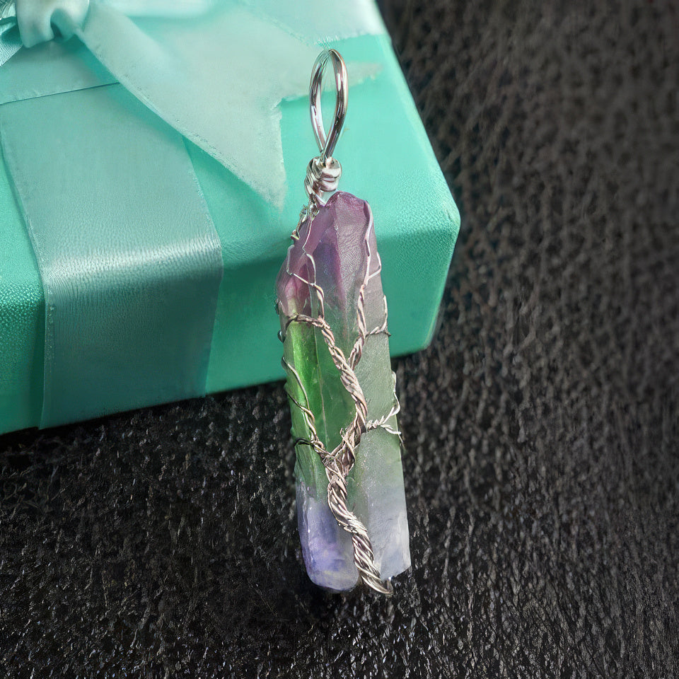 Elämänpuu kaulakoru kivillä 