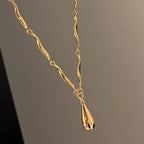 Epäsymmetrinen kaulakoru vesipisara-riipuksella