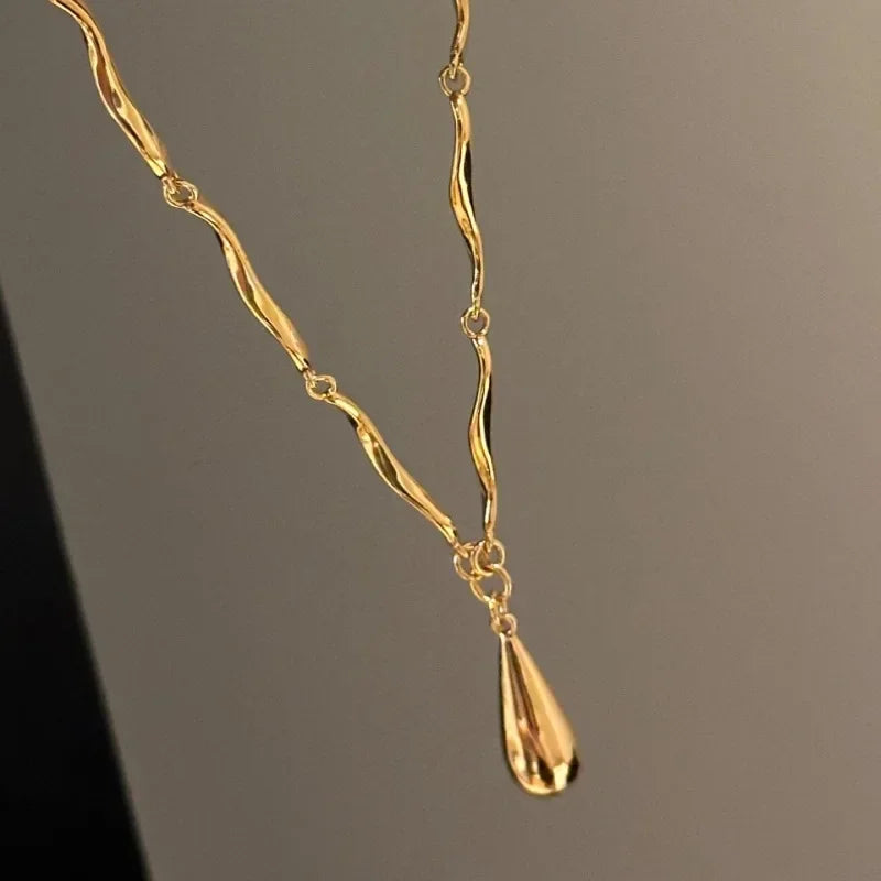 Epäsymmetrinen kaulakoru vesipisara-riipuksella