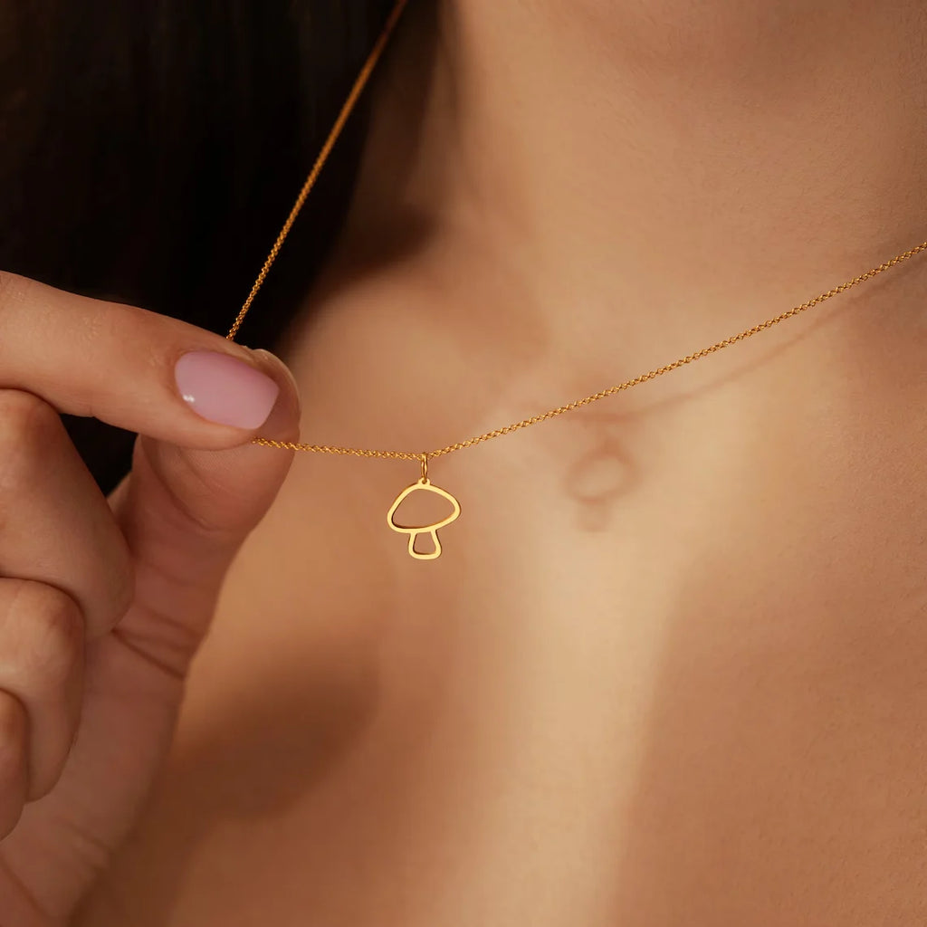 Kaulakoru ohuella kultaisella sieniriipuksella