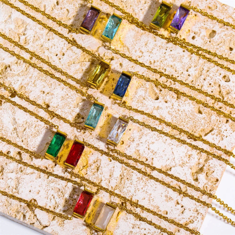 Kaulakoru, jossa ohut värillinen syntymäkiviriipus