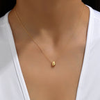 Kaulakoru ohuella vesipisaran riipuksella kulta