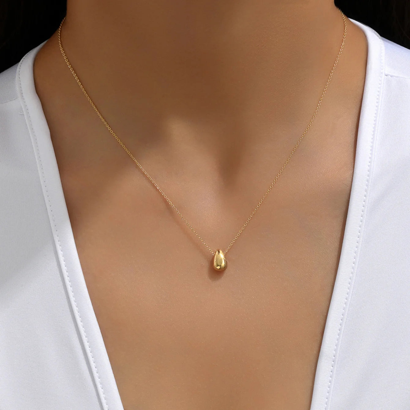 Kaulakoru ohuella vesipisaran riipuksella kulta