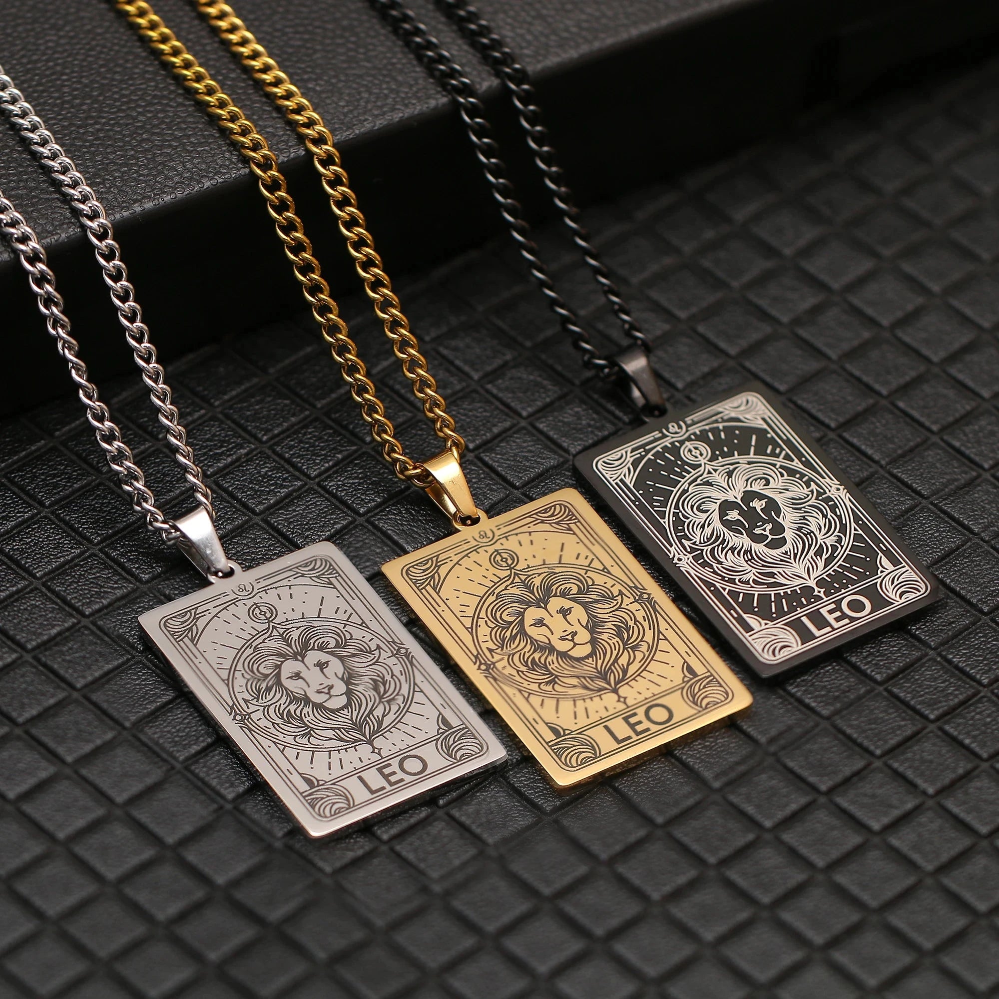 Kaulakoru, jossa kaunis astrologinen horoskooppimerkki-riipus