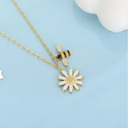 Kaulakoru mehiläisriipuksella ja päivänkakkaran kukalla