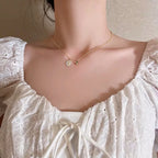 Kaulakoru mehiläisriipuksella ja päivänkakkaran kukalla